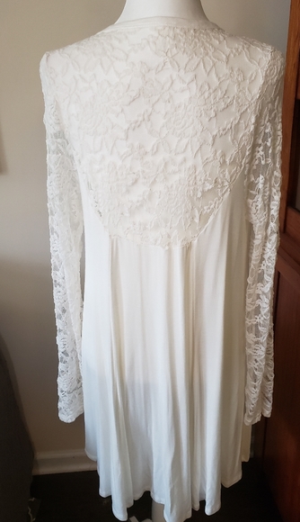 White with lace sleeves and back tunic in ivory by Emerald - Picture 3 of 6